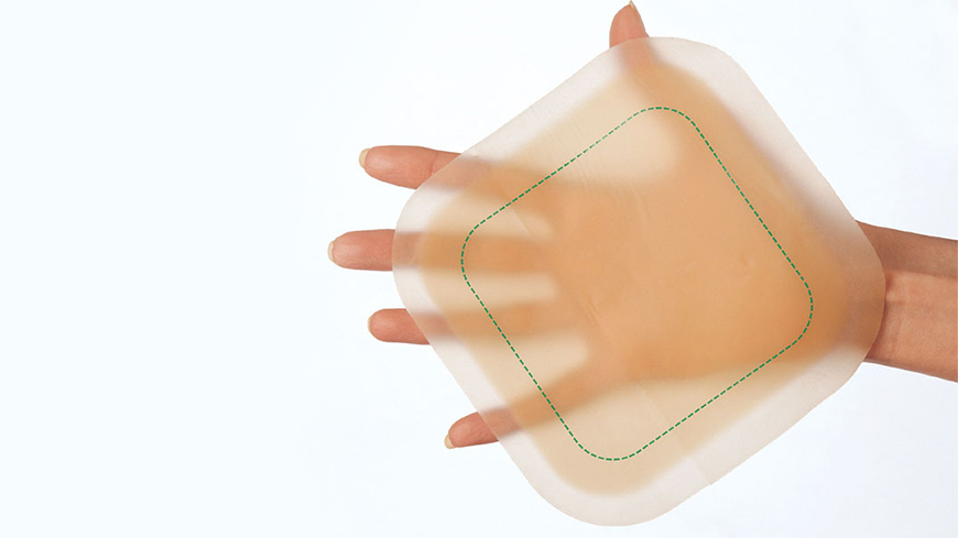 一隻手拿著傷口敷料