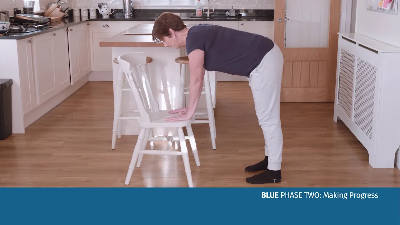 一個女人彎腰坐在椅子上