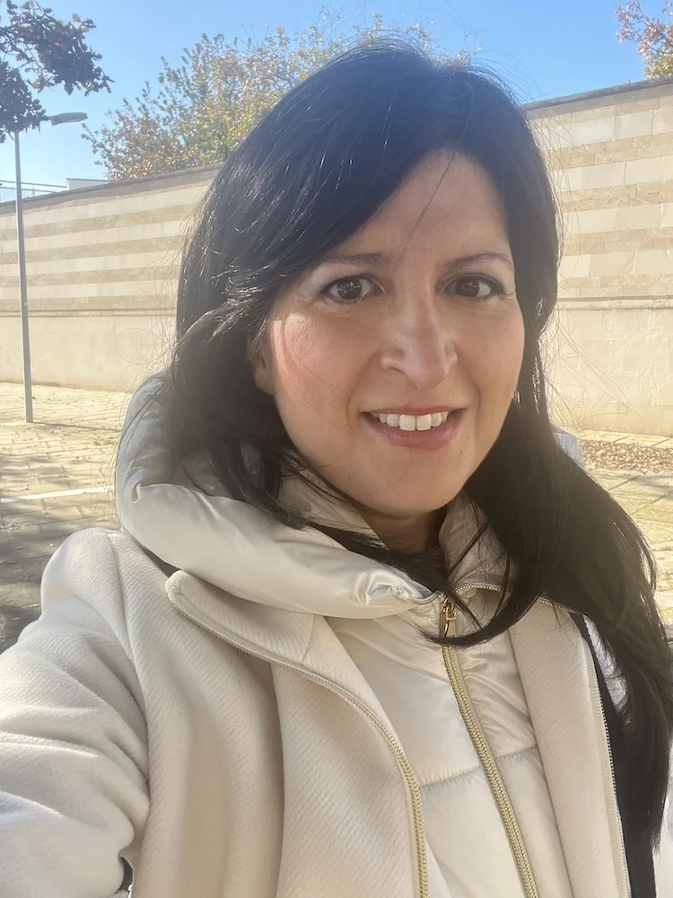 una donna sorridente per la telecamera