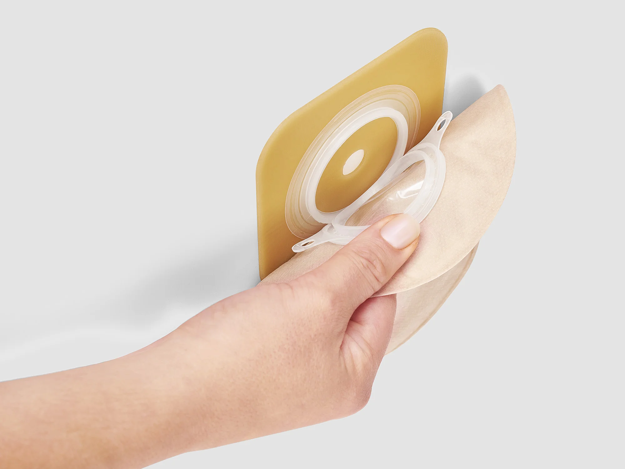 une main tenant un récipient jaune