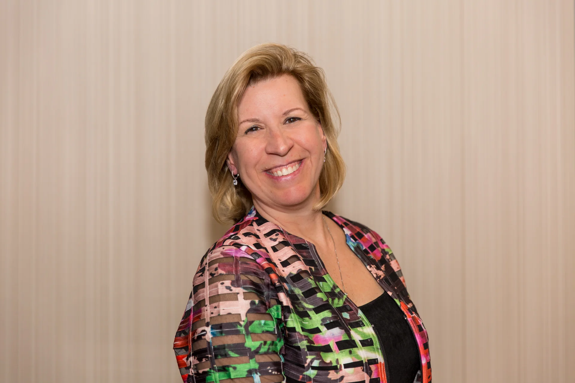 una persona sonriendo para la cámara