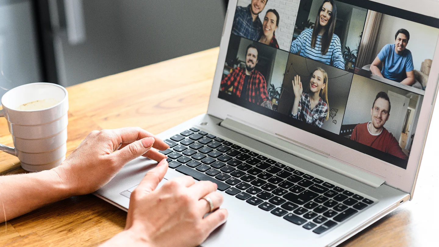 Immagine di un utente su un laptop che partecipa a una riunione virtuale