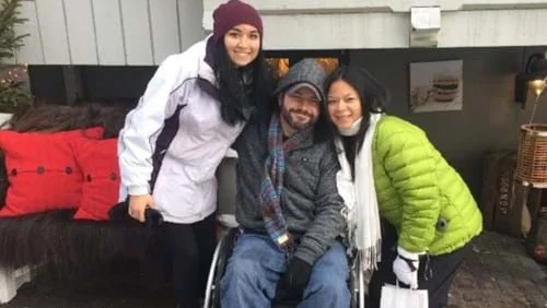 um grupo de pessoas posando para a câmera