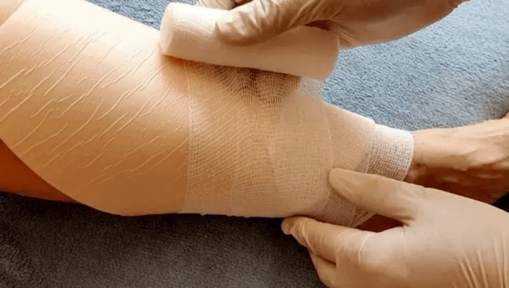 Eine Nahaufnahme einer Person mit Handschuhen