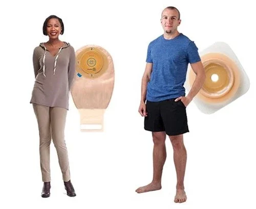 En mann og kvinne som holder en Esteem™ + One-Piece Moldable Drainable Pouch og Natura Durahesive Accordion Flange Moldable Skin Barrier.