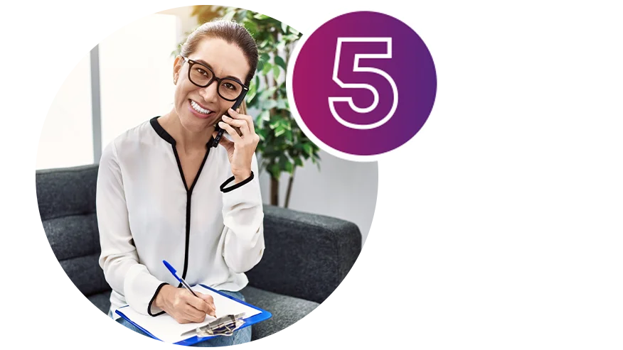 una persona che tiene una penna e una penna