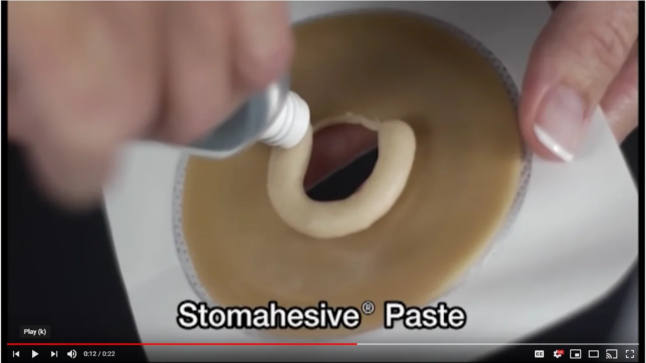 una persona sosteniendo un tubo blanco