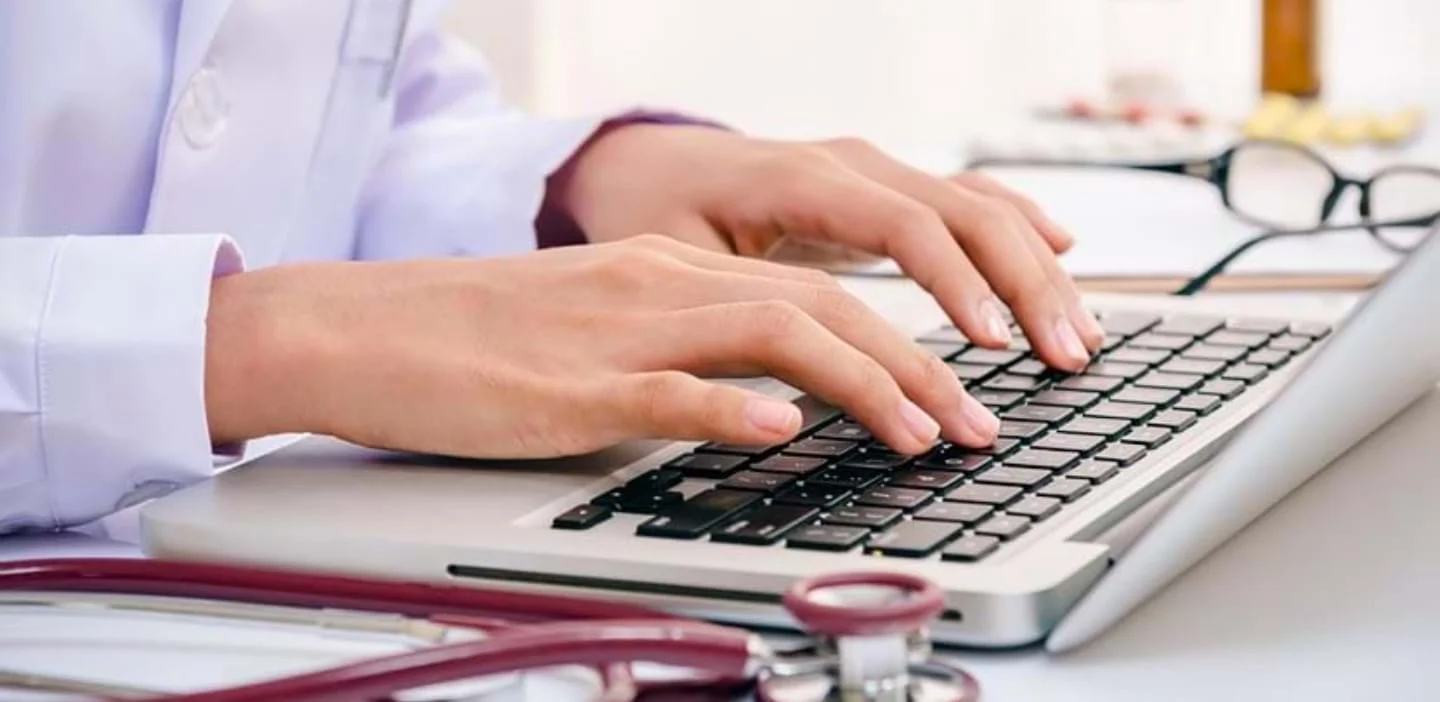 Una persona che digita su un laptop