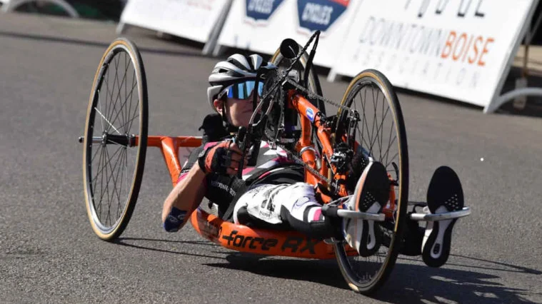 uma pessoa em uma cadeira de rodas