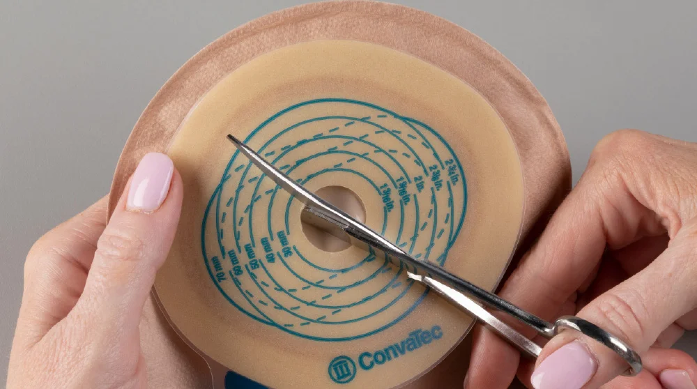 uma pessoa segurando um ventilador