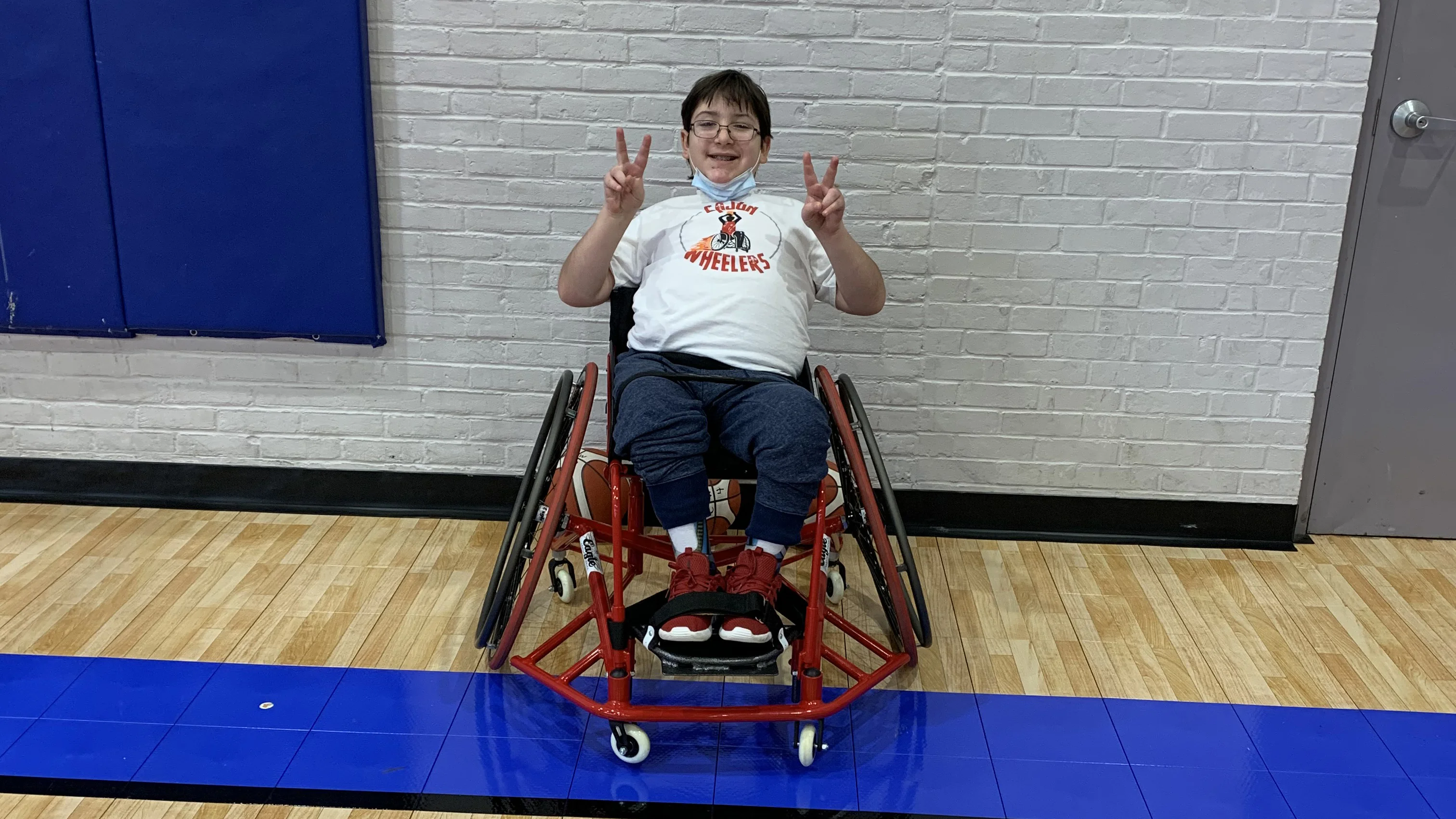 Eli em uma quadra de basquete