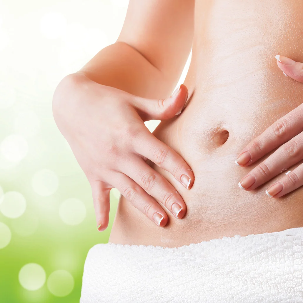 Frau benutzt Stomabeutel